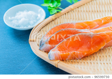 新鮮三文魚片海鮮圖像黑色背景素材 新鮮三文魚片海鮮圖像黑色背景素材 96599730