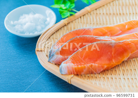 新鮮三文魚片海鮮圖像黑色背景素材 新鮮三文魚片海鮮圖像黑色背景素材 96599731