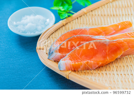 新鮮三文魚片海鮮圖像黑色背景素材 96599732