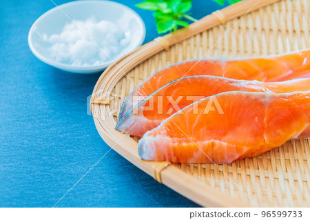 新鮮三文魚片海鮮圖像黑色背景素材 新鮮三文魚片海鮮圖像黑色背景素材 96599733