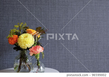 navy blue wall and vase 96599802