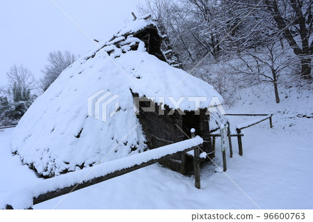 積雪覆蓋的千曲市森幕府將軍塚國芳館，信濃村，恢復居住 96600763