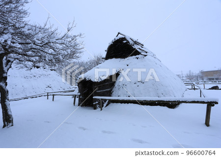Snow-covered Chikuma City Mori Shogun Tsuka Kofunkan, Shinano Village, restored residence Snow-covered Chikuma City Mori Shogun Tsuka Kofunkan, Shinano Village, restored residence 96600764