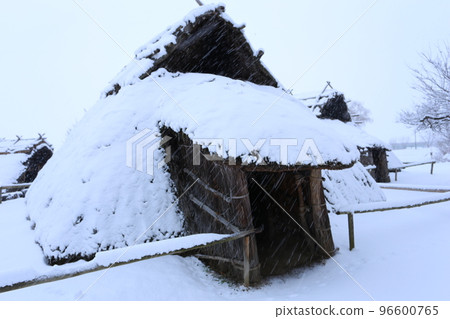 Snow-covered Chikuma City Mori Shogun Tsuka Kofunkan, Shinano Village, restored residence 96600765