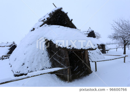 Snow-covered Chikuma City Mori Shogun Tsuka Kofunkan, Shinano Village, restored residence 96600766