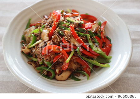 有很多蔬菜的雜菜 96600863