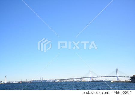 A view of the Bay Bridge from Yokohama Shinko 96600894