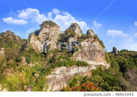 Autumn leaves and Yabakei Gorge 96601045