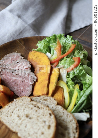 Roast beef, rye bread and plenty of vegetables on a plate Roast beef, rye bread and plenty of vegetables on a plate 96601225