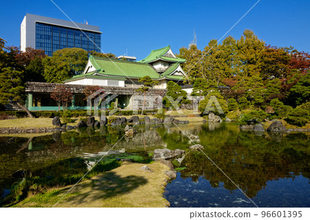 富山城址公園的佐藤紀念美術館和池塘倒影的景色 富山城址公園的佐藤紀念美術館和池塘倒影的景色 96601395