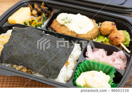 Seaweed bento with delicious hamburg steak Seaweed bento with delicious hamburg steak 96601538