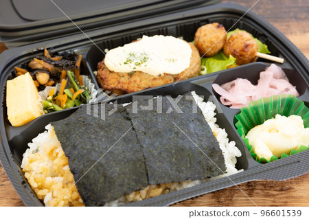 Seaweed bento with delicious hamburg steak Seaweed bento with delicious hamburg steak 96601539