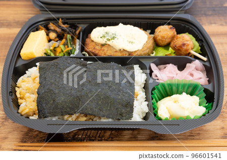 海苔便當配美味的漢堡牛排 海苔便當配美味的漢堡牛排 96601541