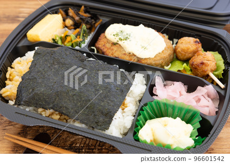 海苔便當配美味的漢堡牛排 海苔便當配美味的漢堡牛排 96601542