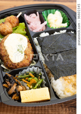 Seaweed bento with delicious hamburg steak 96601545