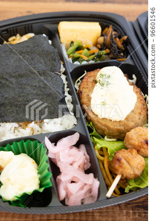 海苔便當配美味的漢堡牛排 海苔便當配美味的漢堡牛排 96601546