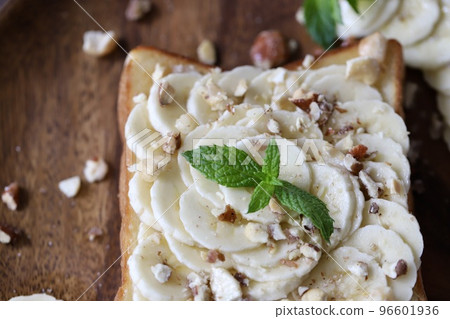 Banana, maple and nut toast arrangement 96601936