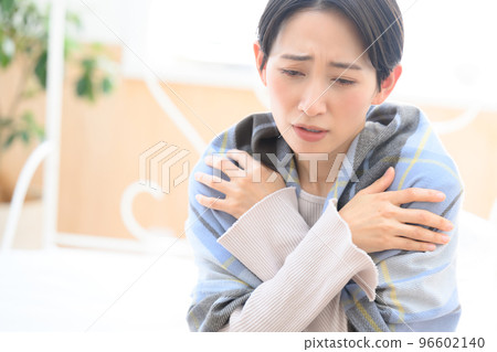 一個想感冒的冷女人黃色（有些藍色）帶複製空間 96602140