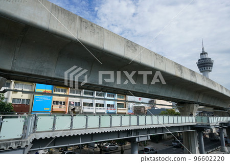 從 Paknam 站看到的北欖市天文台和 BTS 軌道 從 Paknam 站看到的北欖市天文台和 BTS 軌道 96602220