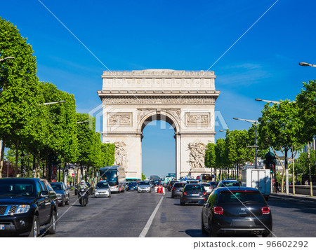 Paris Champs Elysées and Etoile Arc de Triomphe *partially soft focus Paris Champs Elysées and Etoile Arc de Triomphe *partially soft focus 96602292
