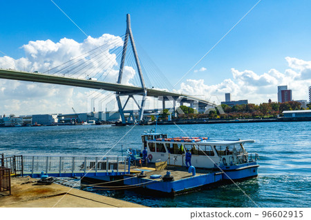 橫跨大阪市港區安治川的天保山大橋和天保山渡輪櫻島 96602915