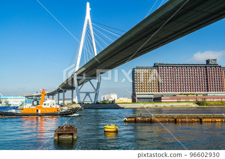 位於大阪市港區的庵治川天保山大橋 位於大阪市港區的庵治川天保山大橋 96602930