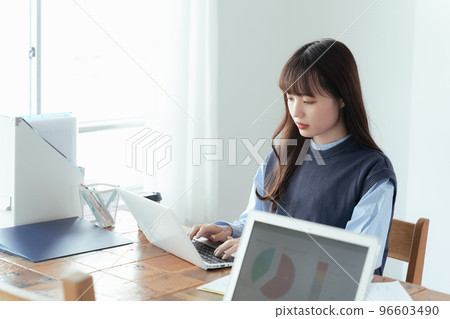在後台工作的年輕女性 96603490
