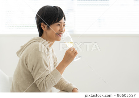 在房間裡喝香檳的女人 在房間裡喝香檳的女人 96603557