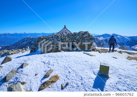 冬季從長野縣木曾駒嶽山頂越過稻駒神社向東南方向（富士山、愛野山、稻前山等）眺望 96603762