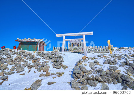 冬季在長野縣木曾駒嶽山頂參觀木曾駒岳神社 96603763