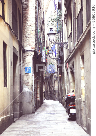 Barcelona, Gothic Quarter, old streets with narrow back streets 96603936