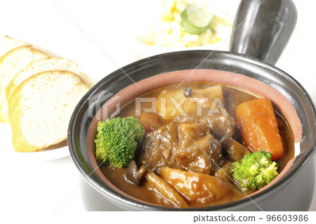滾燙的燉牛肉，在鍋中加入大量配料，如西蘭花、胡蘿蔔和姬菇、沙拉和麵包 96603986