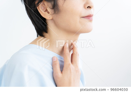 觸摸她的喉嚨的女人 96604030