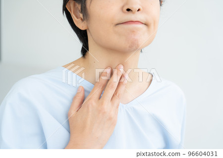 觸摸她的喉嚨的女人 96604031