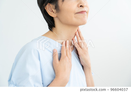 觸摸她的喉嚨的女人 觸摸她的喉嚨的女人 96604037