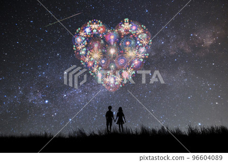 一對夫婦仰望心形煙花的剪影 96604089