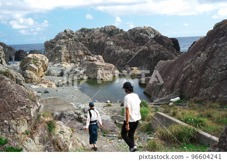 前往鹽禦岬南端吳岬的路上的情侶 96604241