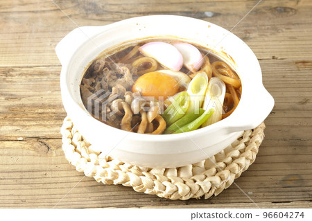 熱味噌燉烏冬面配牛肉、姬菇、蔥、魚糕和蛋黃 熱味噌燉烏冬面配牛肉、姬菇、蔥、魚糕和蛋黃 96604274