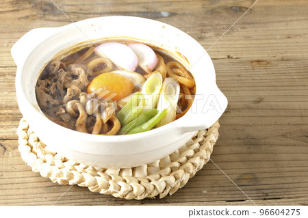 熱味噌燉烏冬面配牛肉、姬菇、蔥、魚糕和蛋黃 熱味噌燉烏冬面配牛肉、姬菇、蔥、魚糕和蛋黃 96604275