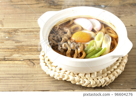 熱味噌燉烏冬面配牛肉、姬菇、蔥、魚糕和蛋黃 熱味噌燉烏冬面配牛肉、姬菇、蔥、魚糕和蛋黃 96604276