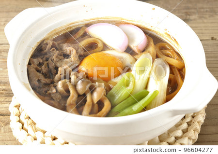 熱味噌燉烏冬面配牛肉、姬菇、蔥、魚糕和蛋黃 96604277