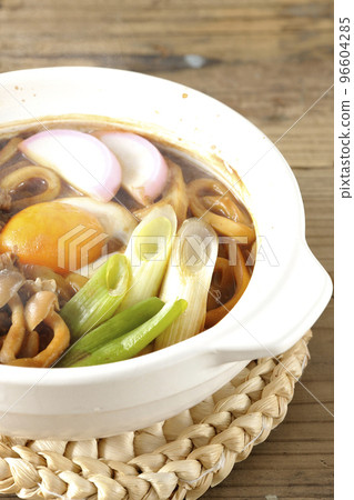 熱味噌燉烏冬面配牛肉、姬菇、蔥、魚糕和蛋黃 96604285