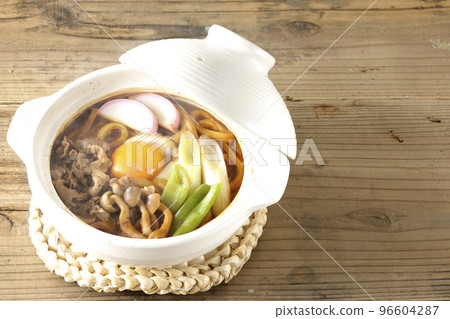 熱味噌燉烏冬面配牛肉、姬菇、蔥、魚糕和蛋黃 96604287