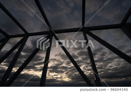 黎明時分的東京門大橋,鐵橋的剪影。 黎明時分的東京門大橋,鐵橋的剪影。 96604340