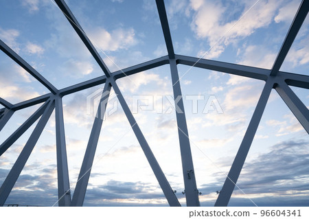 黎明時分的東京門大橋，鐵橋的剪影。 96604341