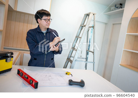 Interior manual worker working with construction tools 96604540