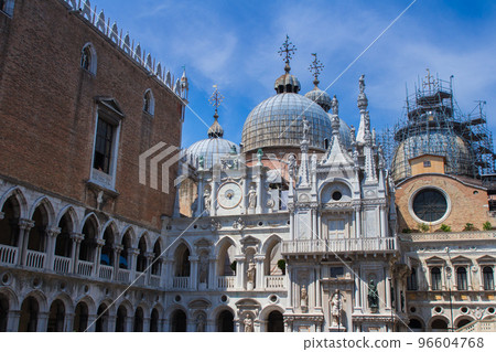 從總督府看聖馬可大教堂(意大利-威尼斯) 從總督府看聖馬可大教堂(意大利-威尼斯) 96604768