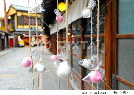 [Saitama] Kawagoe in winter New Year's decorations hanging from the eaves of Kashiya Yokocho 96604984