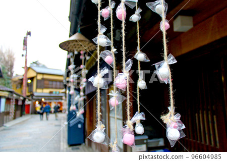 [埼玉縣] Kawagoe 在冬天的新年裝飾品掛在 Kashiya Yokocho 的屋簷上 96604985
