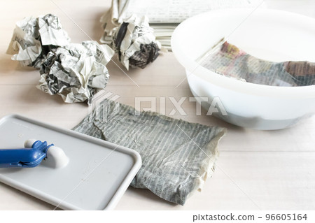 用舊報紙清潔 96605164